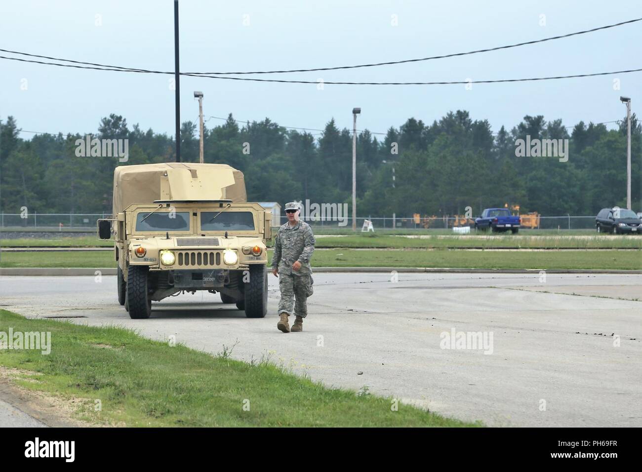 Des soldats se préparent pour l'expédition d'équipement pendant les opérations de la 86e Division de formation Soutien au combat de l'exercice de formation (CSTX) 86-18-04 le 26 juin 2018, à Fort McCoy, Wisconsin (Etats-Unis) plus de 6 000 militaires de tous les États-Unis sont la formation dans l'exercice, conformément à la 86e. L'exercice fait partie de la réserve de l'Armée de soutien au combat du programme de formation, ou CPST. Cpst exercices sont grandes, la formation collective des exercices conçus pour l'immerger dans des milieux de formation des unités tactiques que reproduire fidèlement ce qu'ils pourraient rencontrer dans les déploiements opérationnels. La 86e Division de la formation est Banque D'Images