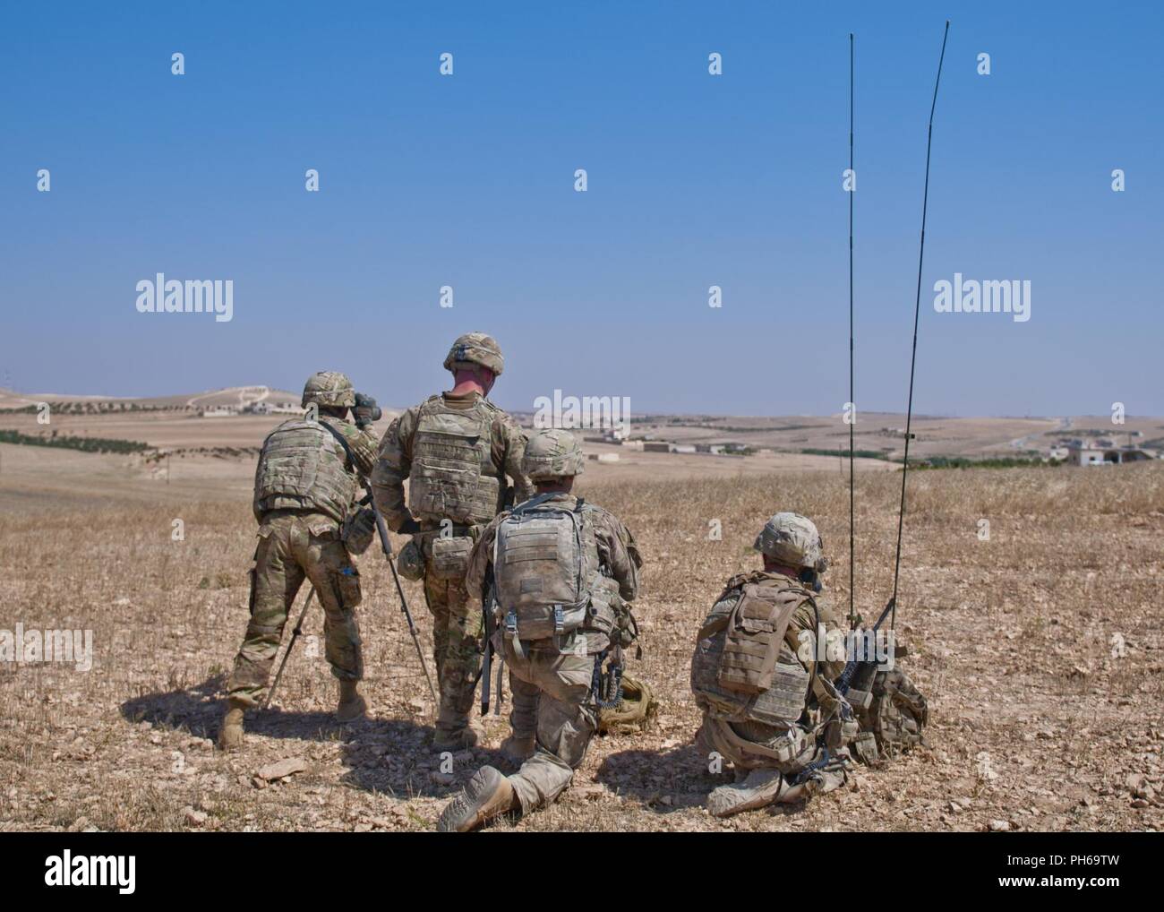 Les soldats américains utilisent un champ pour observer les forces  militaires turques sur le côté opposé de la ligne de démarcation, ainsi  qu'une radio pour établir la communication avec ces forces au
