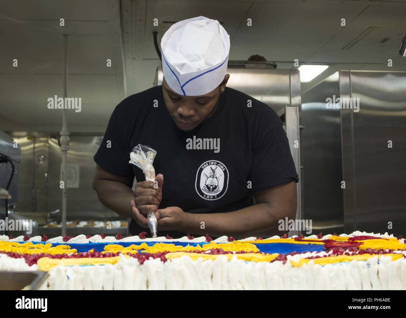 5ème ZONE DES OPÉRATIONS DE LA FLOTTE (30 juin 2018) Spécialiste culinaire 2e classe Daniel Brackett gelées, un gâteau à la boulangerie à bord de la classe Wasp-navire d'assaut amphibie USS Iwo Jima (DG 7), 30 juin 2018. Iwo Jima est déployé sur le 5e flotte américaine zone d'opérations à l'appui des opérations navales pour assurer la stabilité et la sécurité maritime dans la région centrale, reliant la Méditerranée et le Pacifique à travers l'ouest de l'Océan indien et trois points d'étranglement stratégiques. Banque D'Images