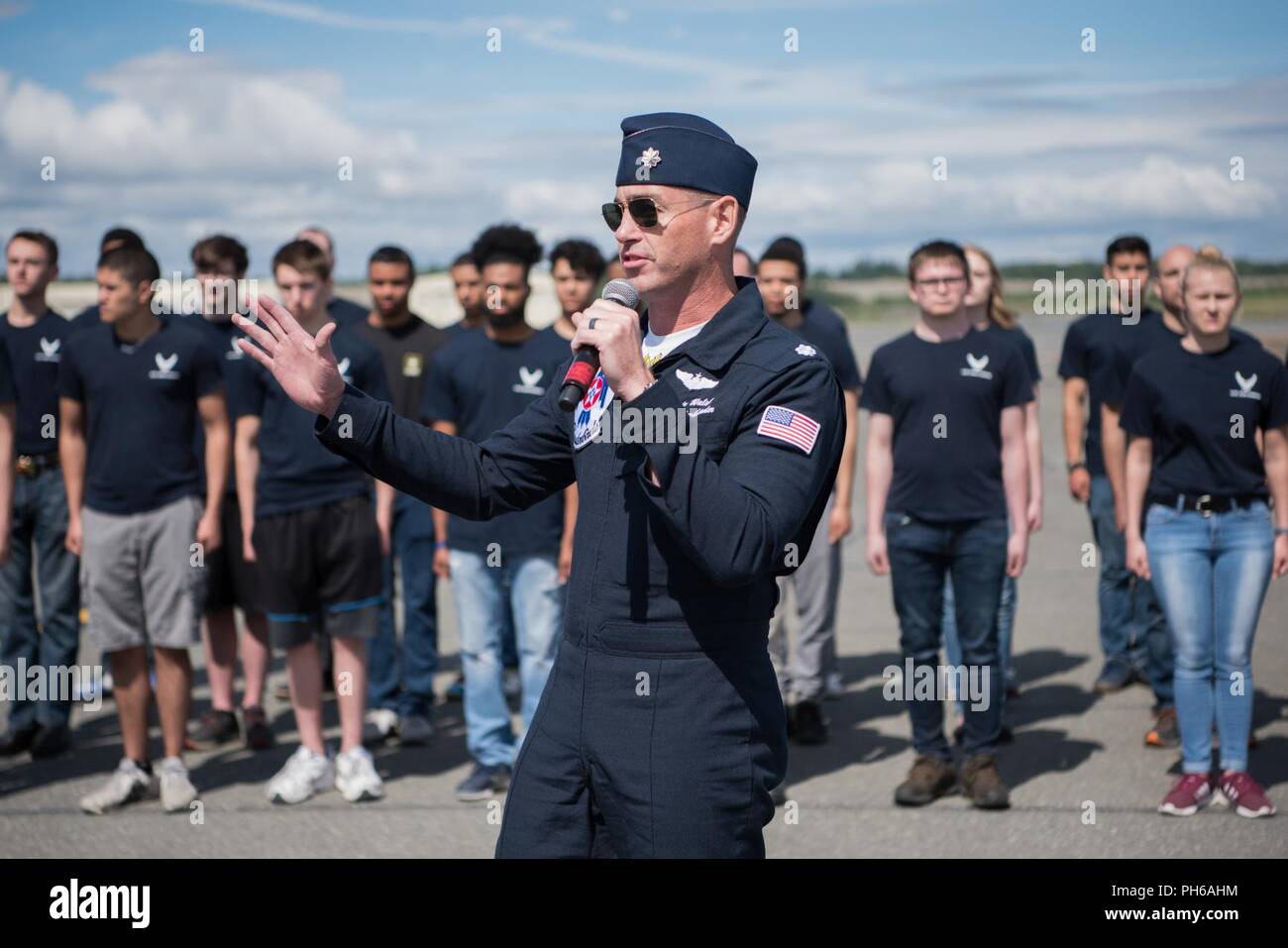 Le lieutenant-colonel Kevin Walsh, commandant Thunderbirds/leader parle à la foule lors de l'Arctic Thunder Open House le 30 juin 2018. Cet événement bisannuel organisé par Joint Base Elmendorf-Richardson, Alaska, est l'un des plus grands de l'état et l'une des premières démonstrations aériennes dans le monde. L'événement inclut plusieurs artistes interprètes ou exécutants et des actes au sol pour inclure les forces conjointes JBER, U.S. Air Force F-22, et la U.S. Air Force Thunderbirds équipes démonstrations, Juin 30-Juillet 1. Banque D'Images