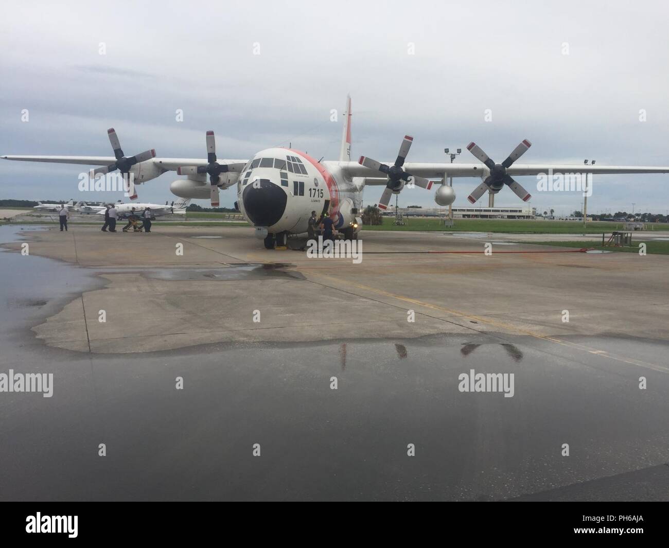 Une station d'air avion Hercules HC 130 Clearwater évacue quatre citoyens américains d'Exuma, aux Bahamas, à Clearwater, en Floride, le 30 juin 2018. La Police royale des Bahamas a demandé l'aide medevacing les quatre plaisanciers après qu'un bateau a explosé à Exuma. Banque D'Images