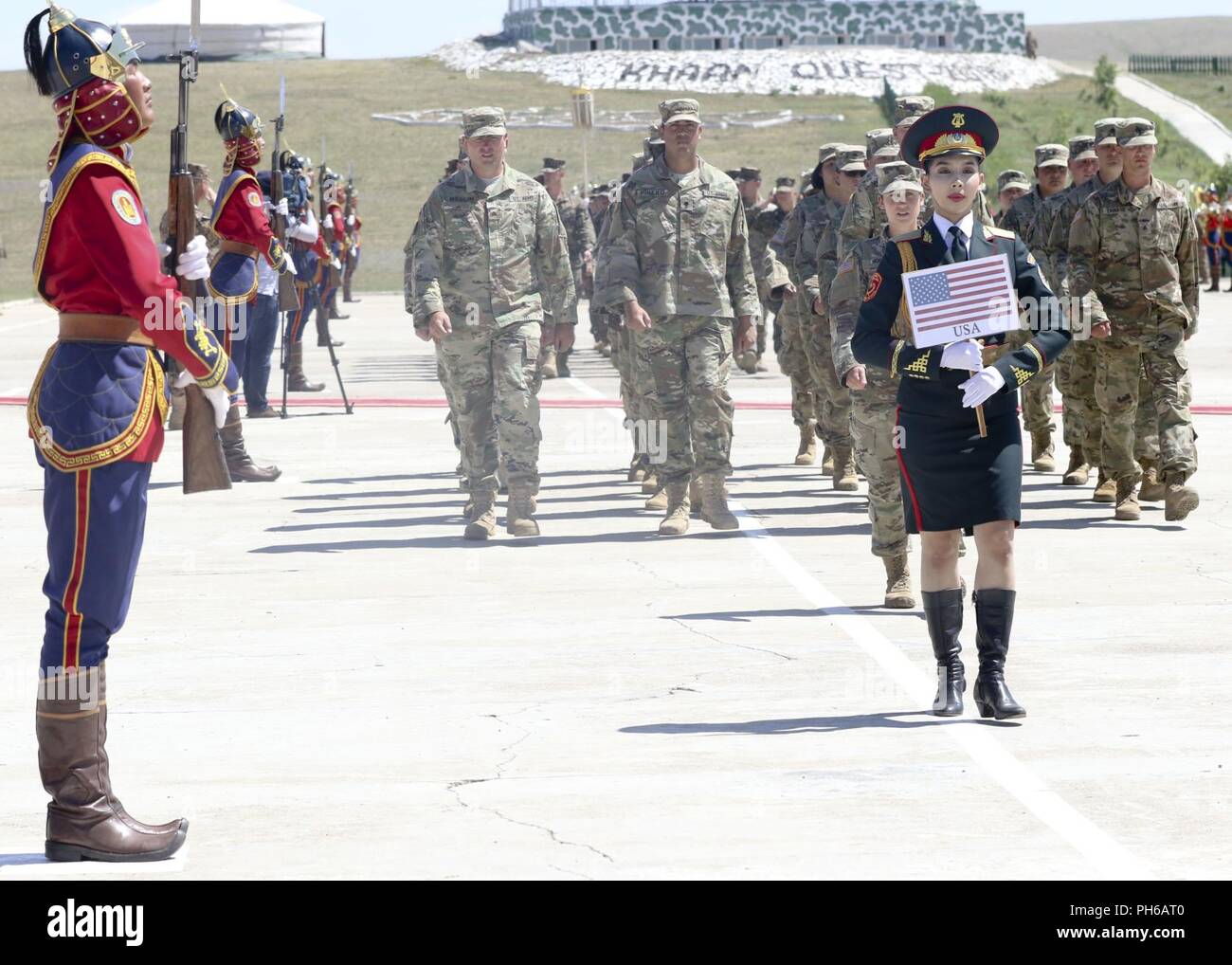 Les membres de la Garde nationale de l'Armée de l'Alaska depuis mars le stand de révision à l'KHAAN QUEST 2018 Cérémonie de clôture à cinq Hills Domaine de formation, la Mongolie, le 28 juin. KQ18 est un exercice d'entraînement multinational visant à renforcer les capacités des États-Unis, mongol et d'autres pays partenaires dans des opérations de soutien de la paix. Banque D'Images