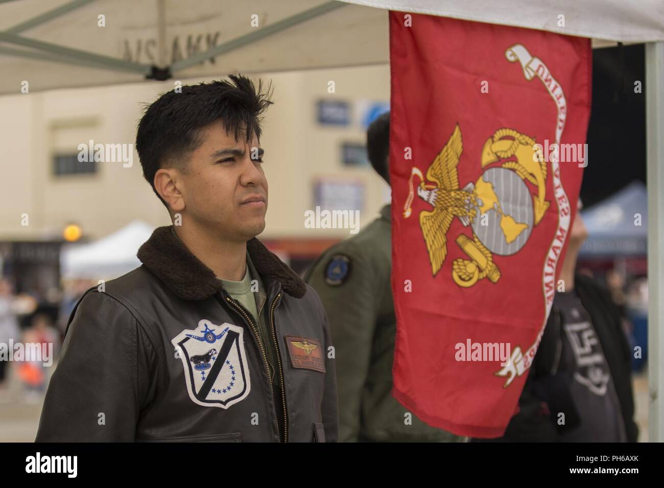 Le capitaine du Corps des Marines des États-Unis Zachary Ybarra, un AV-8B Harrier pilote désigné à Marine Attack Squadron (VMA) 214, Marine Corps Air Station Yuma, en Arizona, se trouve à la position de l'attention pendant l'hymne national à l'Arctique 2018 Thunder Air Show at Joint Base Elmendorf-Richardson, Alaska, le 30 juin 2018. VMA-214 Marines a effectué une démonstration en vol stationnaire et de survol avec leur AV-8B Harrier pendant le spectacle aérien. Banque D'Images