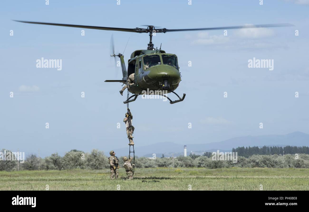 Pararescuemen de divers escadrons train avec le 68e Escadron de sauvetage, de pratiquer des procédures au sol à Fairchild Air Force Base, Alabama, le 25 juin 2018. Cette formation a eu lieu sur trois jours et a été menée en partenariat avec la 36e rq. Banque D'Images