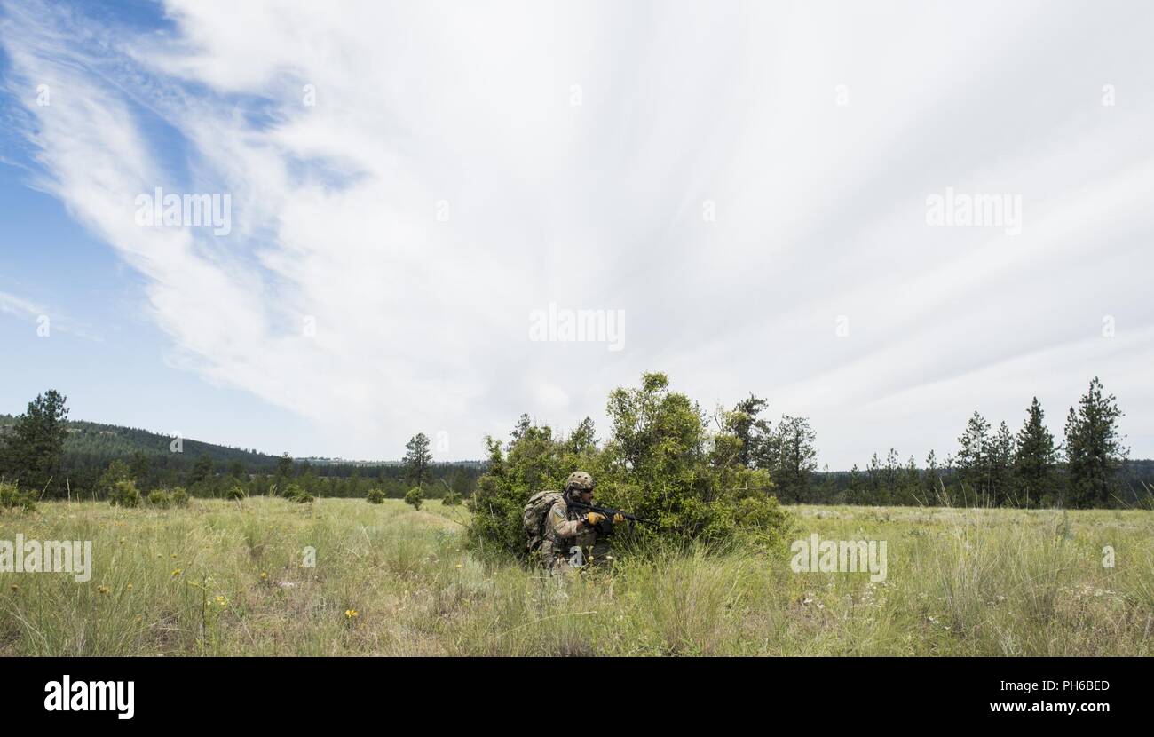 Airman Senior Cody Reyes, 38e Escadron de sauvetage, pararescueman fournit la sécurité du périmètre pendant un exercice d'entraînement dans 9 Mile, Washington, le 27 juin 2018. S'il est membre de l'armée ou les forces alliées américaines derrière les lignes ennemies isolées, abattu, entouré par l'engagement de l'ennemi capturé ou c'est la mission des États-Unis à pararescuemen de les ramener à la maison. Banque D'Images