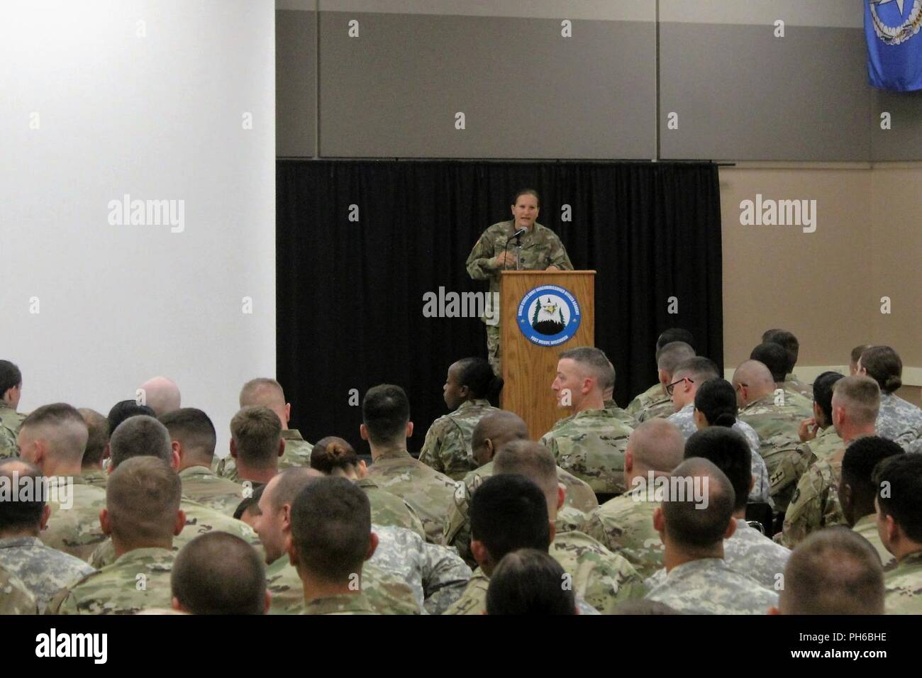 Les étudiants et le personnel de la Fort McCoy militaires Officer Academy participer à une cérémonie de remise des diplômes pour les cours de leadership de base (BLC) le 22 juin 2018, à Fort McCoy, Wisconsin (Etats-Unis) La promotion a été le premier à remplir un nouveau curriculum qui a fourni plus de compensation de l'accent sur six compétences de base, notamment chef de l'état de préparation, le leadership, la gestion de la formation, les communications, les opérations et la gestion de programmes. Le NCO Academy a été activé à Fort McCoy en 1988. L'académie est l'une des plus grandes organisations de locataires à l'installation fournissant une formation institutionnelle avec plus de 1 800 s Banque D'Images