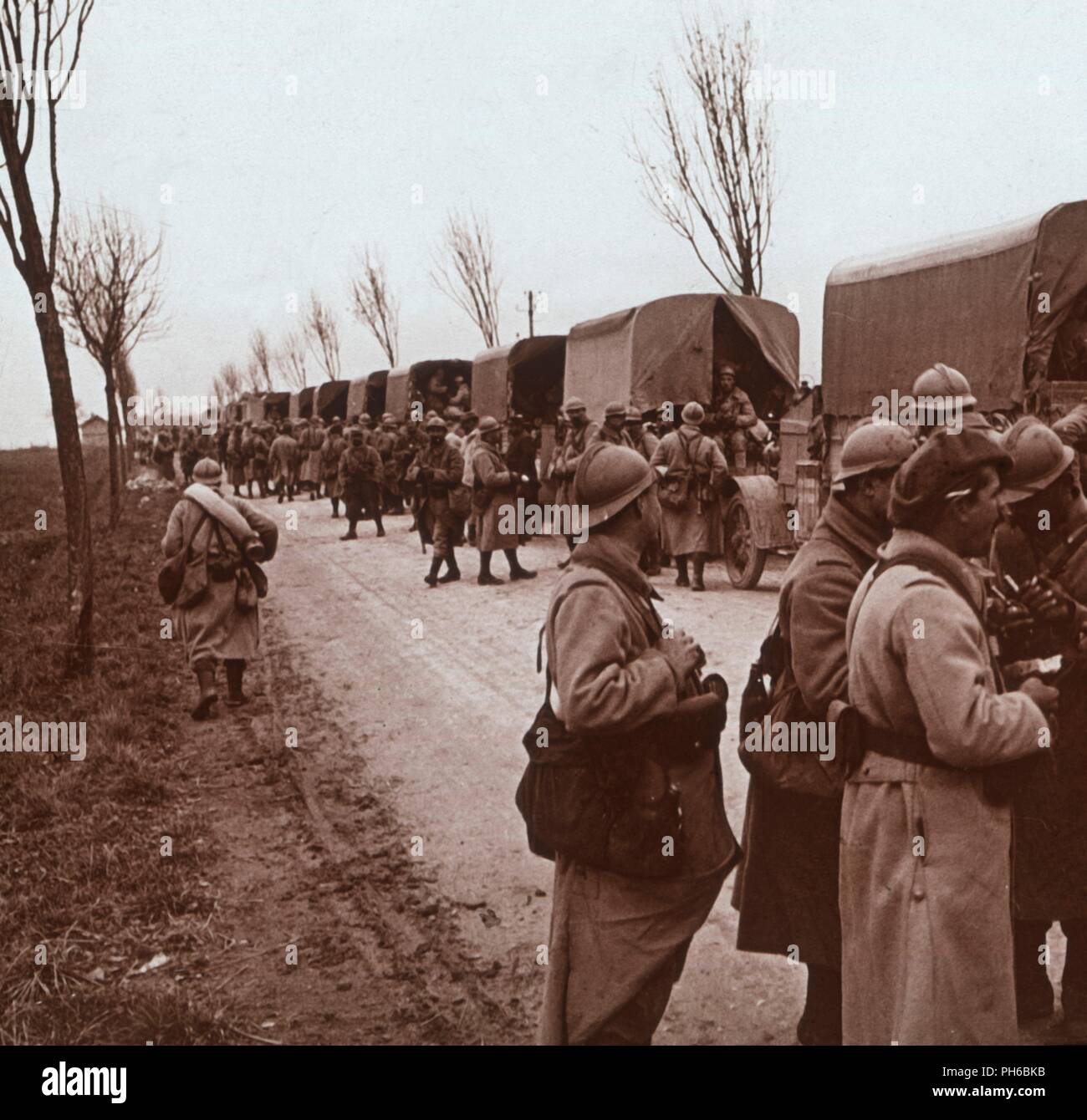 La colonne de soldats et de camions sur la Voie Sacrée, Verdun, France du nord, c1914-c1918. Artiste : Inconnu. Banque D'Images