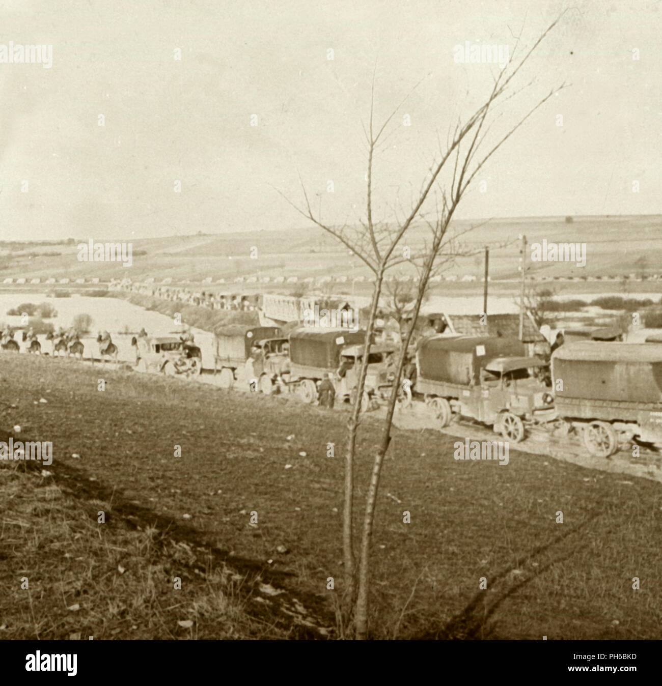 Colonne de camions sur la Voie Sacrée, Verdun, France du nord, c1914-c1918. Artiste : Inconnu. Banque D'Images