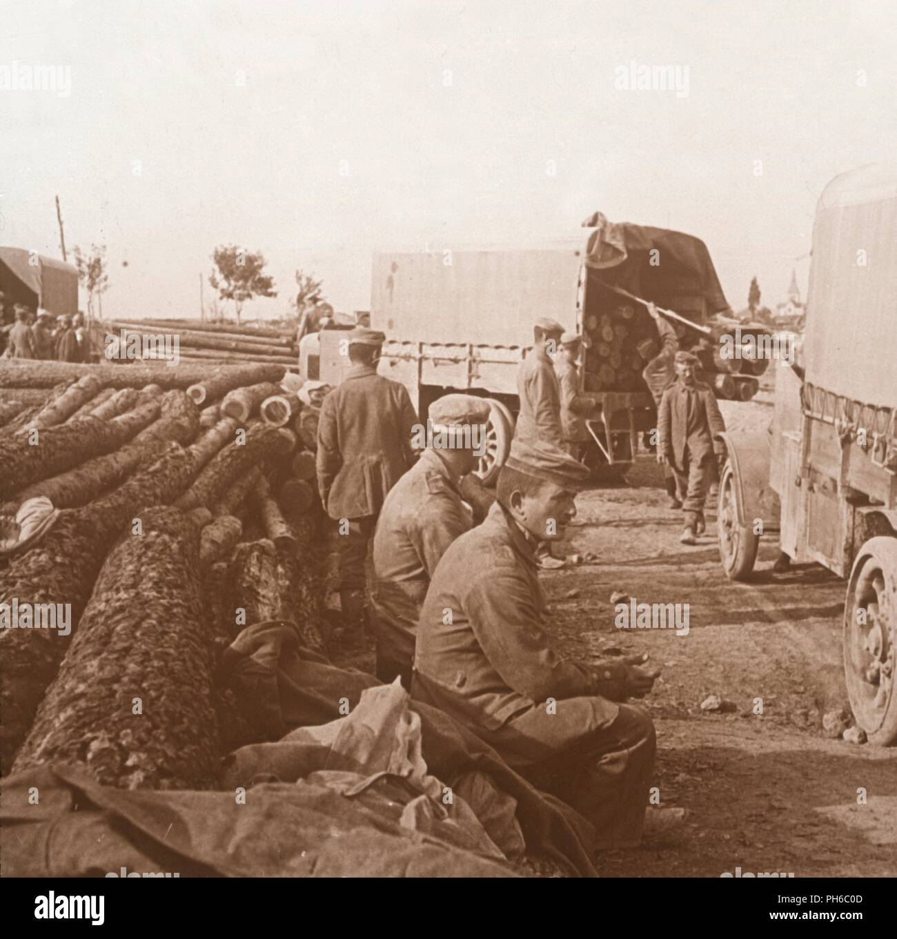 Camions sur la Voie Sacrée, Verdun, France du nord, c1914-c1918. Artiste : Inconnu. Banque D'Images