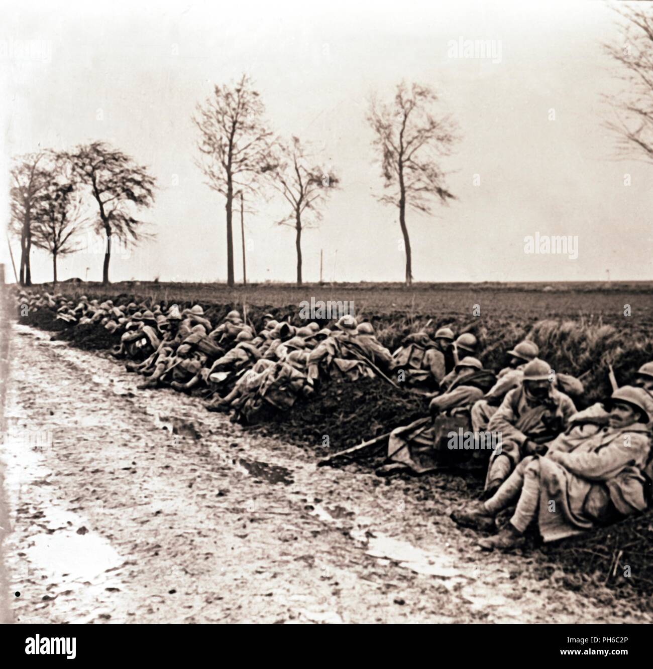 Au repos des troupes par le côté d'une route, la France du nord, c1914-c1918. Artiste : Inconnu. Banque D'Images