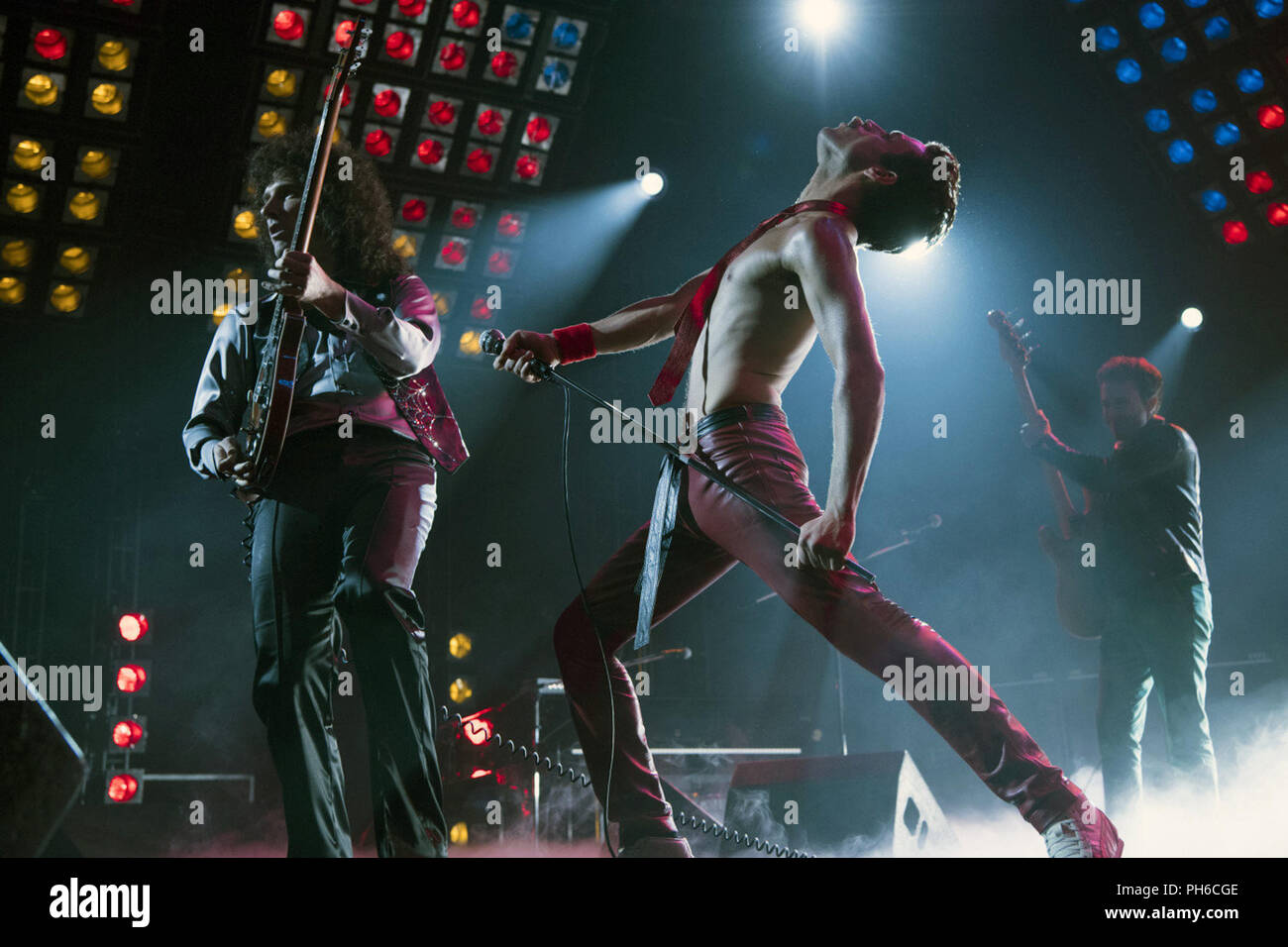 Bohemian Rhapsody est un film biographique américano-britannique réalisé par Bryan Singer et écrit par Justin Haythe. Il se concentre sur une période de 15 ans à partir de la formation de Queen et de Freddie Mercury chanteur jusqu'à leur performance au Live Aid en 1985, six ans avant la mort de mercure. Cette photo est pour un usage éditorial uniquement et est l'auteur de la société film et/ou le photographe attribué par le film ou la société de production et ne peut être reproduite que par des publications dans le cadre de la promotion du film ci-dessus. Un crédit obligatoire pour l'entreprise de film est nécessaire. E Banque D'Images