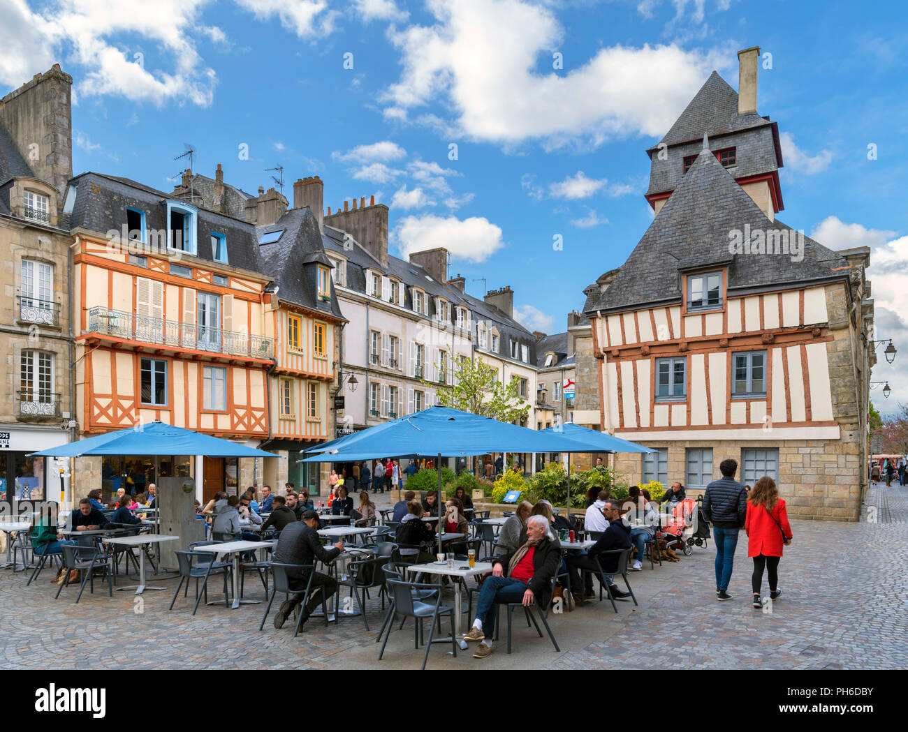 Cafe en place Terre au Duc dans la vieille ville, Quimper, Finistère, Bretagne, France Banque D'Images
