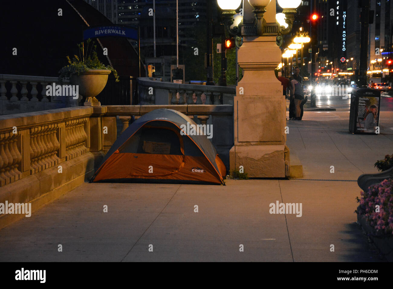 Une nuit en tente de sans-abri de la Riverwalk dans un coin de East Wacker Drive à Chicago. Banque D'Images