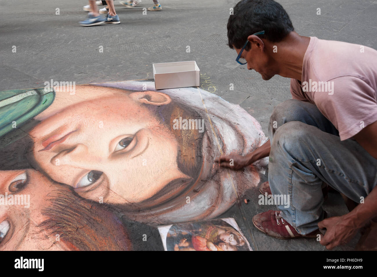 Florence, Italie - 2018, 14 juillet : artiste de rue, peint une vierge sur le pavé de la rue. Banque D'Images