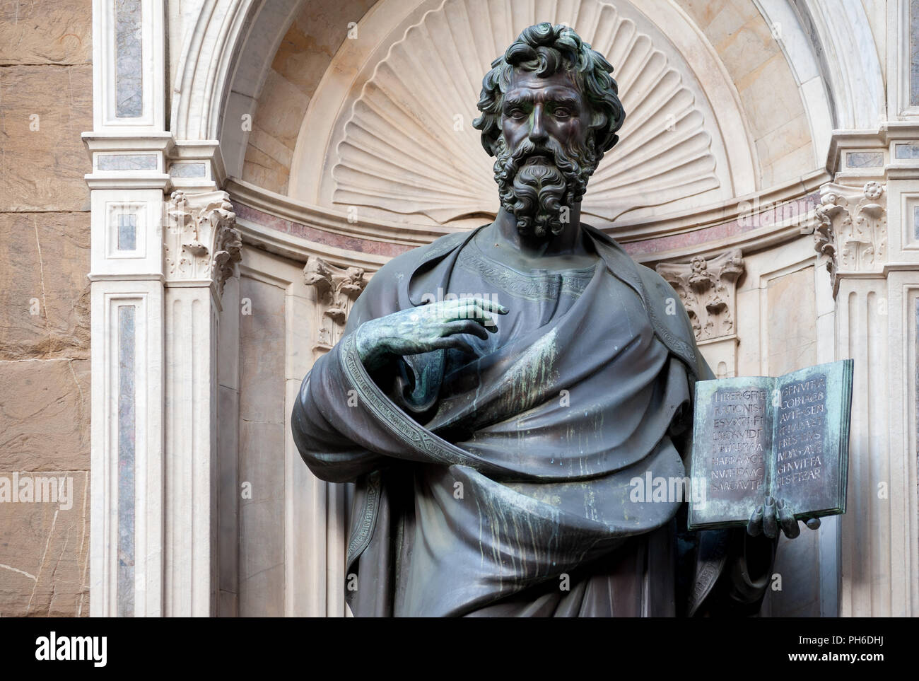 San Matteo statue en bronze (1420 ca.), de Lorenzo Ghiberti, sur le créneau de l'extérieur de l'église Orsanmichele à Florence, Italie. Banque D'Images