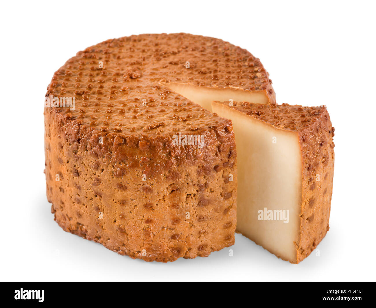 Fromage fumé ronde avec le segment coupe. Angle view isolated on white Banque D'Images