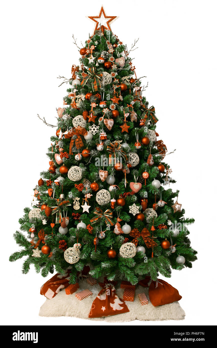 Arbre de Noël moderne décorée avec des ornements de cru et rouge-blanc des cadeaux. Isolé sur fond blanc Banque D'Images
