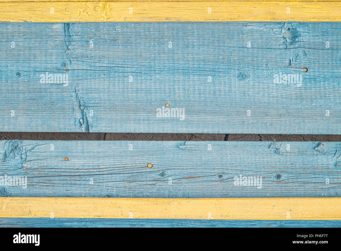 Peint avec les conseils de fissuré couleur bleu et jaune de la peinture. Old grunge texture bois texture naturelle. Weathered Wood Design mur pour fermer Banque D'Images