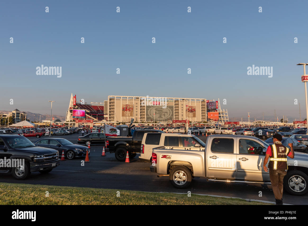 Grosses voitures arrivant à Levi's Stadium, Santa Clara, Californie Banque D'Images