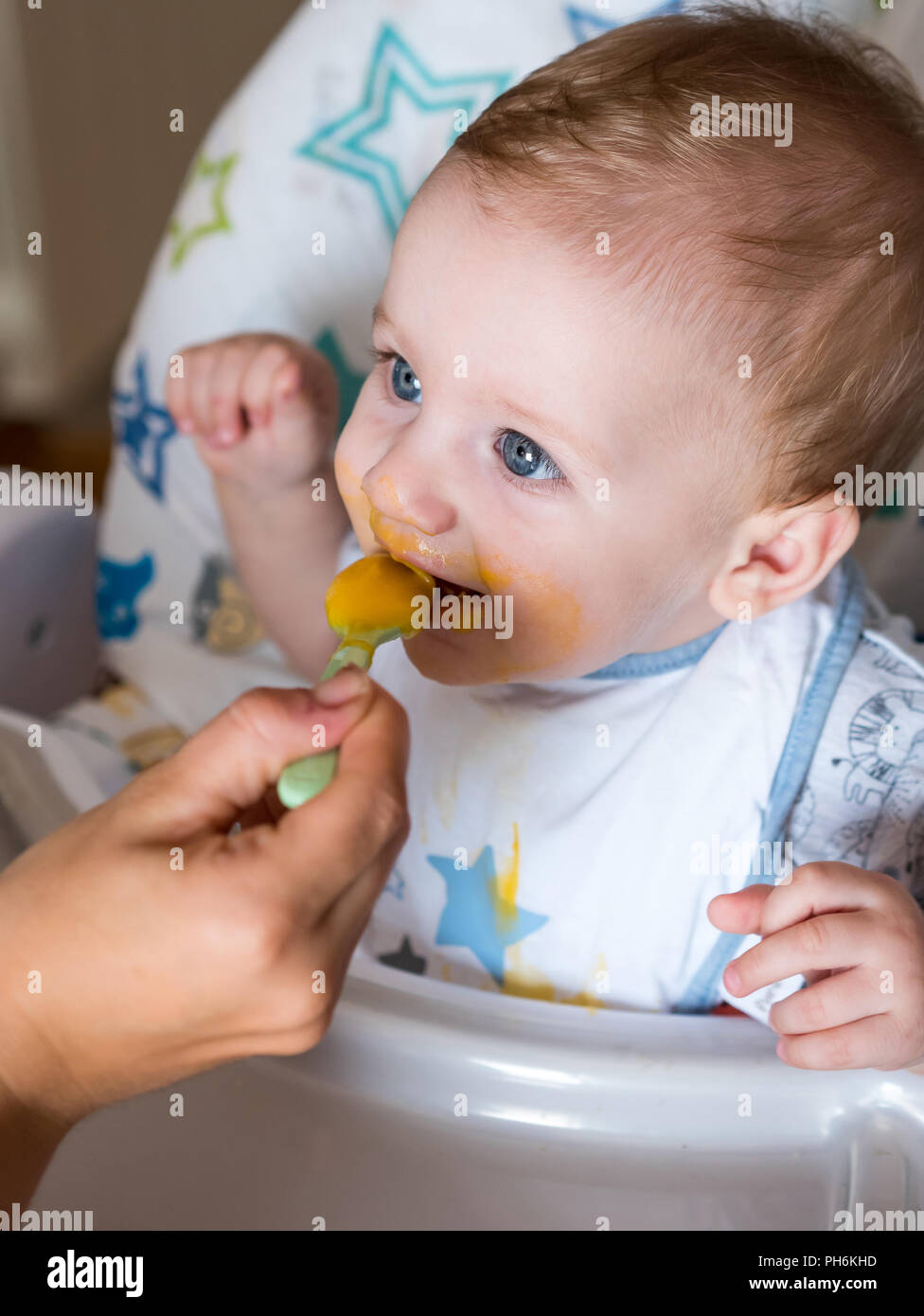 Alimentation maman rousse mignon garçon de race blanche avec les yeux bleus vue supérieure Banque D'Images