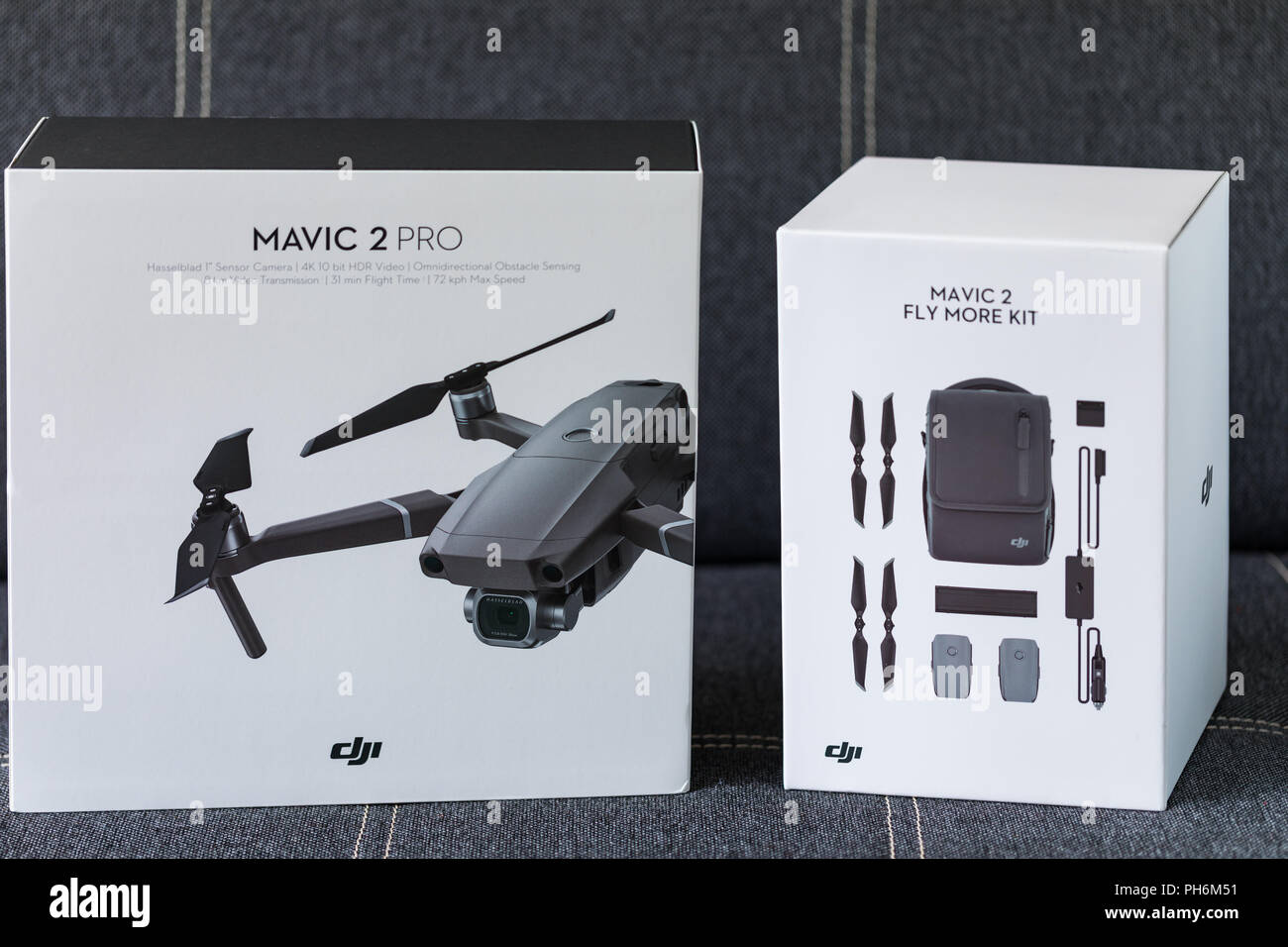 Prague, République tchèque - 31 août , 2018 : DJI nouveau drone 2 Mavic Mavic Pro en boîte et DJI 2 voler plus Kit sur l'affichage. Banque D'Images