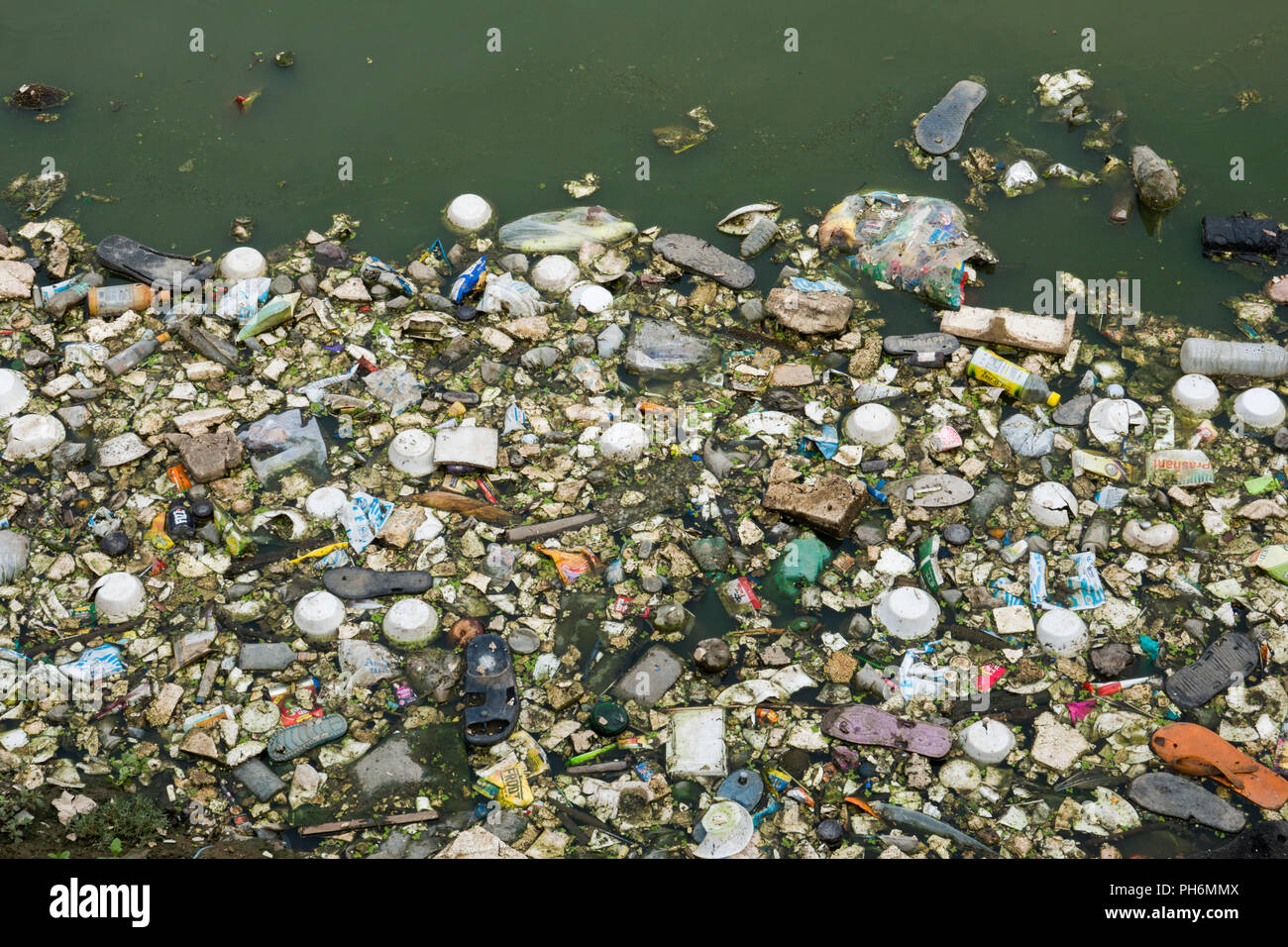 Sacs en plastique, bouteilles, polystyrène et autres ordures ne contamine l'eau d'une lagune à Pushkar, Inde Banque D'Images