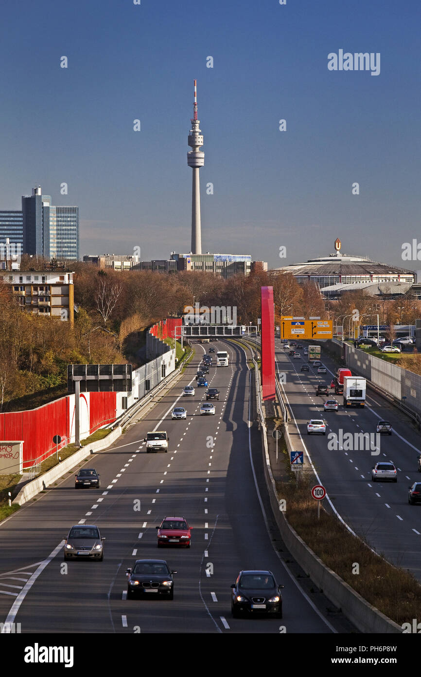 L'autoroute A40 et tour de télévision Florian Dortmund Banque D'Images