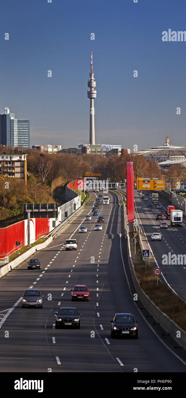 L'autoroute A40 et tour de télévision Florian Dortmund Banque D'Images