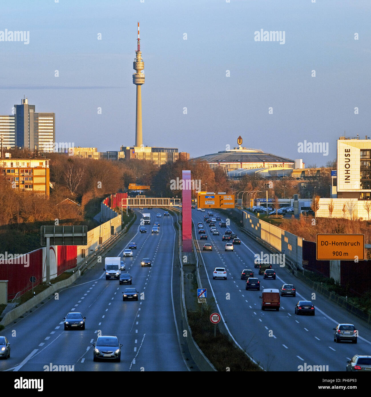 L'autoroute A40 et tour de télévision Florian Dortmund Banque D'Images