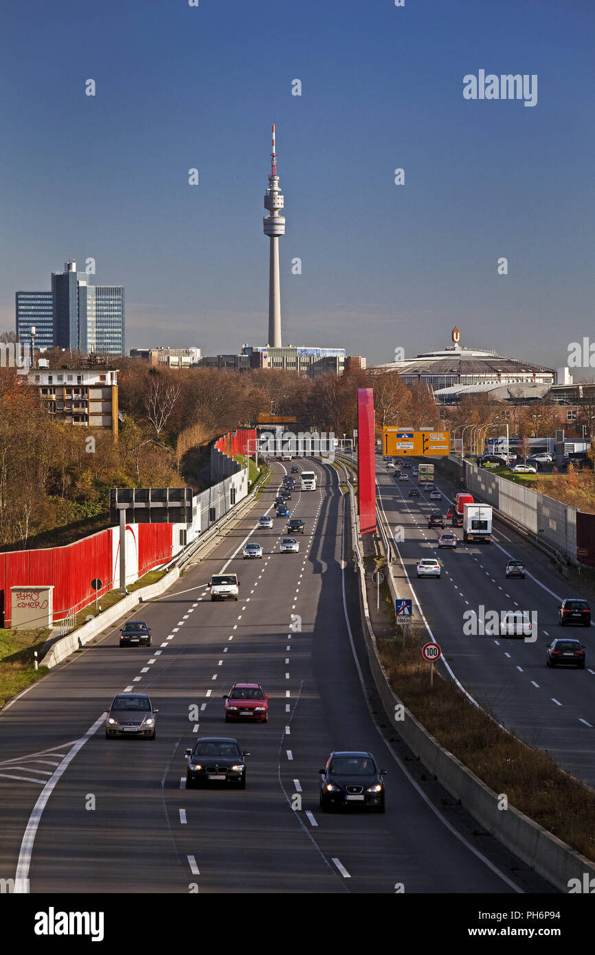 L'autoroute A40 et tour de télévision Florian Dortmund Banque D'Images