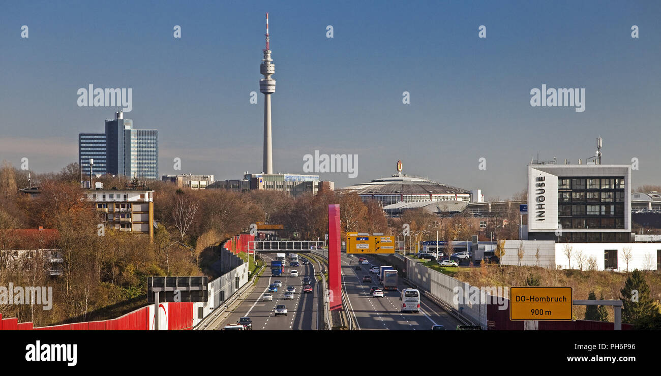L'autoroute A40 et tour de télévision Florian Dortmund Banque D'Images