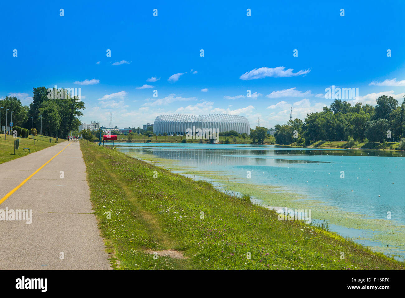 Le lac Jarun à Zagreb, Croatie, journée ensoleillée, Zagreb arena en  arrière-plan Photo Stock - Alamy