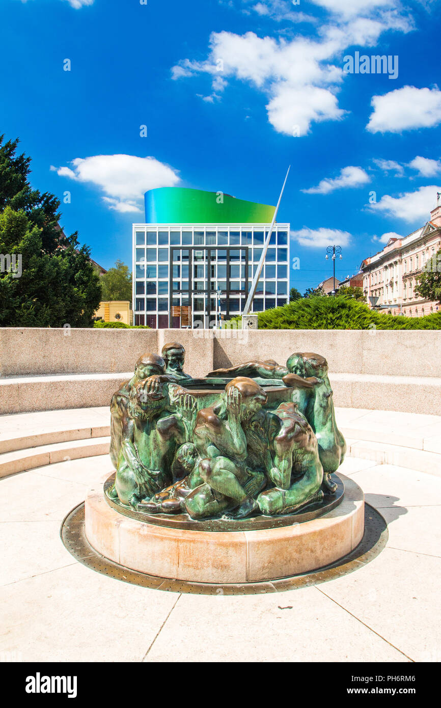 Puits de la vie, la sculpture faite par sculpteur croate Ivan Mestrovic, avec le nouveau bâtiment moderne de l'Académie de musique croate en arrière-plan Banque D'Images