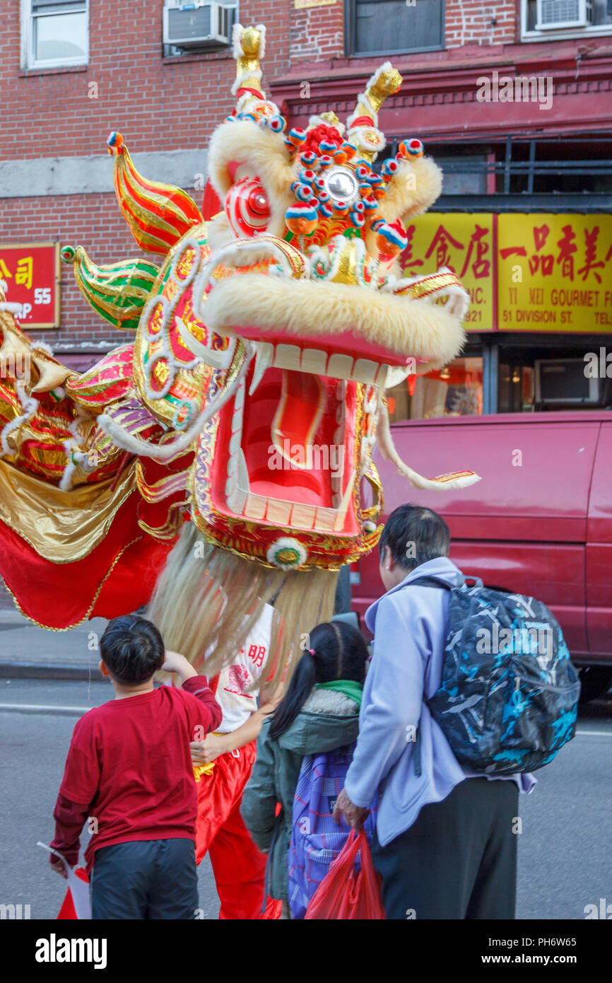 Les gens célébrer au cours d'une parade dans le taïwanais Lower East Side de Manhattan, New York, NY, USA. Banque D'Images