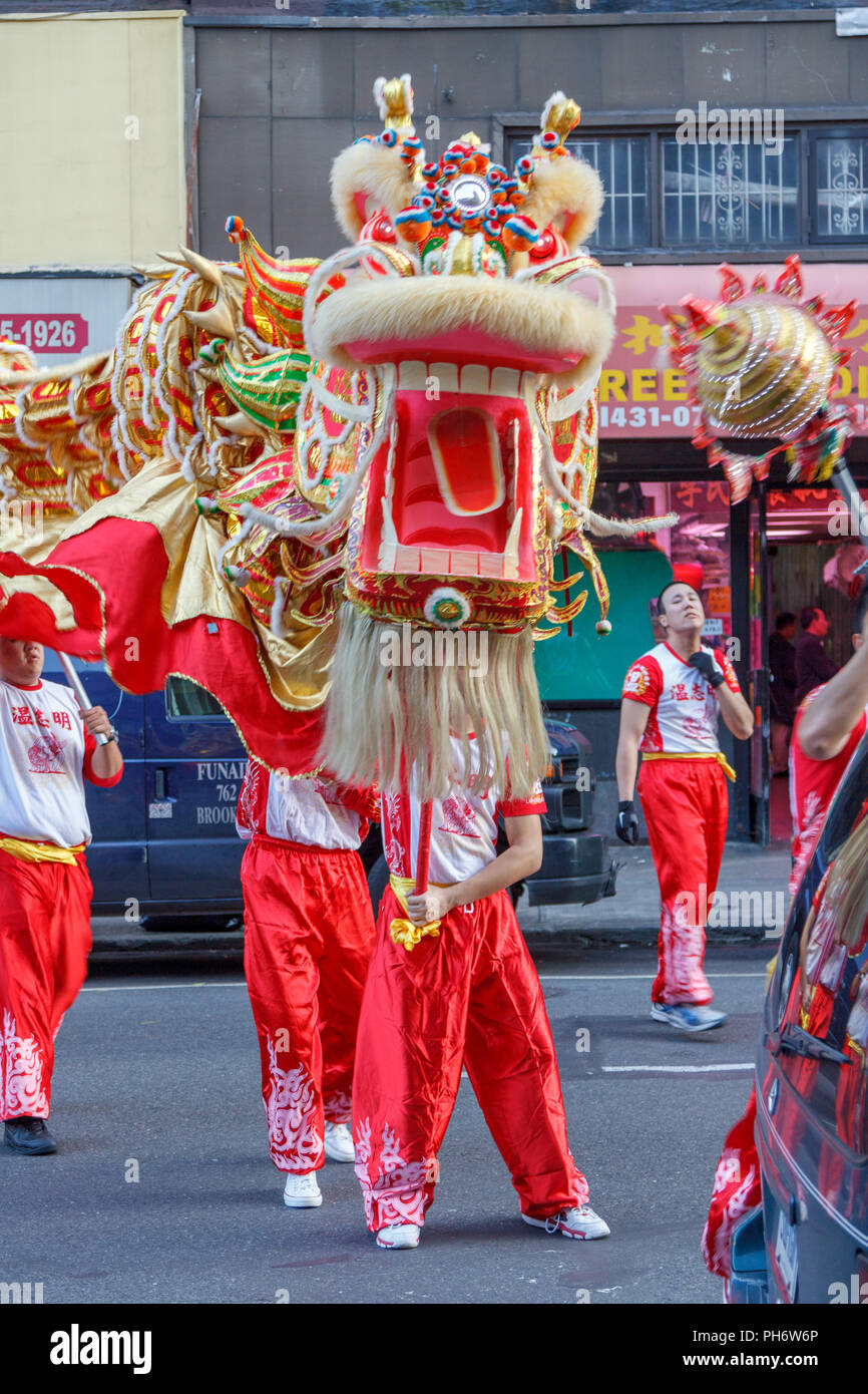 Les gens célébrer au cours d'une parade dans le taïwanais Lower East Side de Manhattan, New York, NY, USA. Banque D'Images