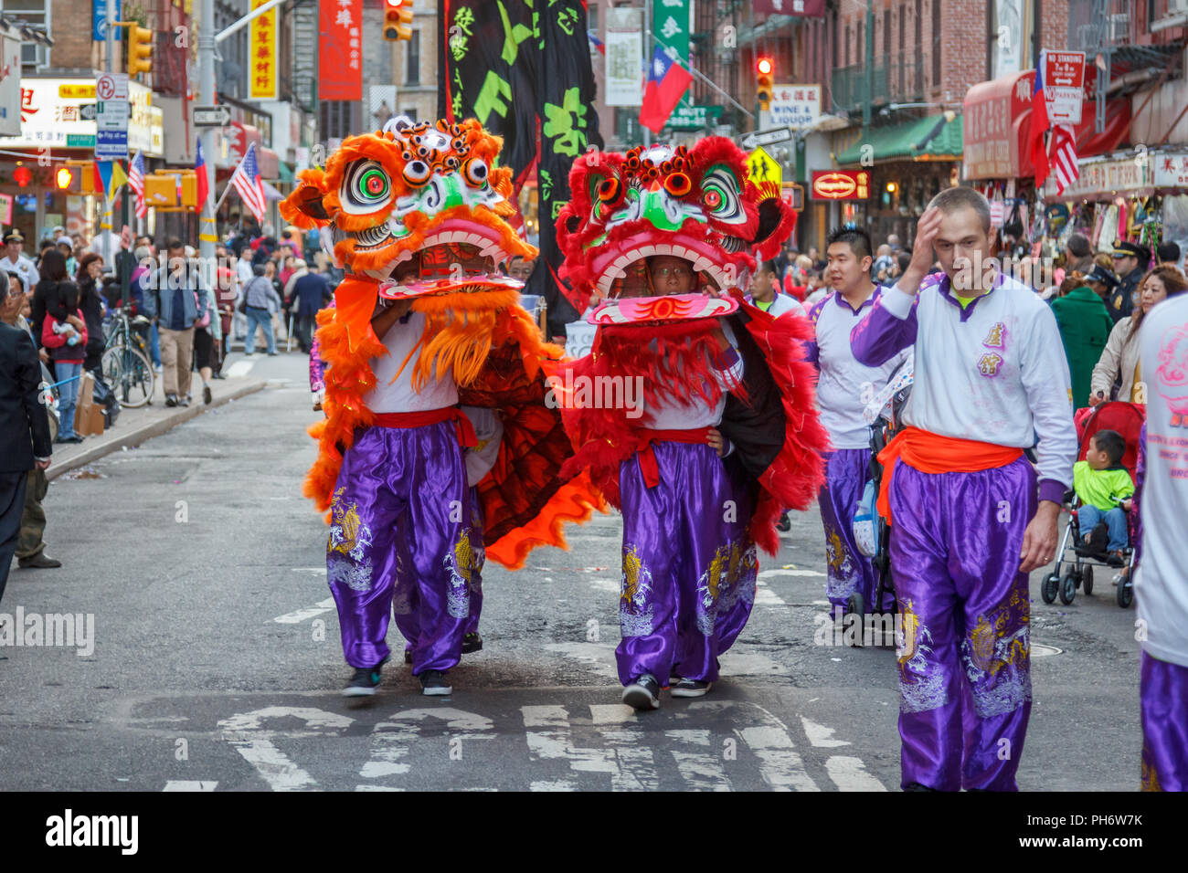 Les gens célébrer au cours d'une parade dans le taïwanais Lower East Side de Manhattan, New York, NY, USA. Banque D'Images
