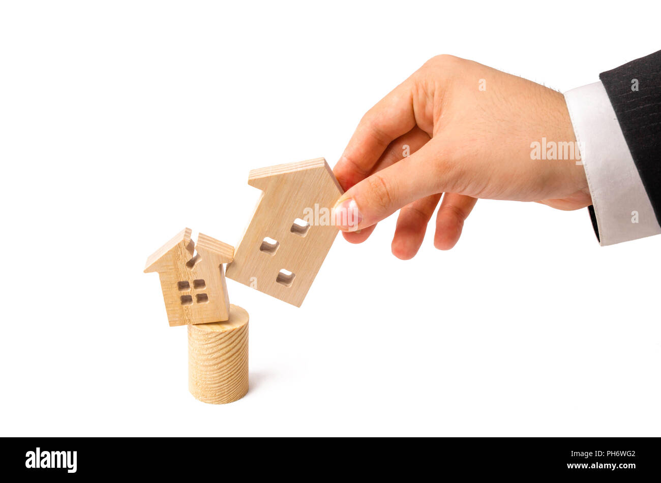 La main de l'homme remplace l'ancienne chambre avec un un pour un nouveau. De rénovation et de démolition de bâtiment. La construction de tours d'buil Banque D'Images