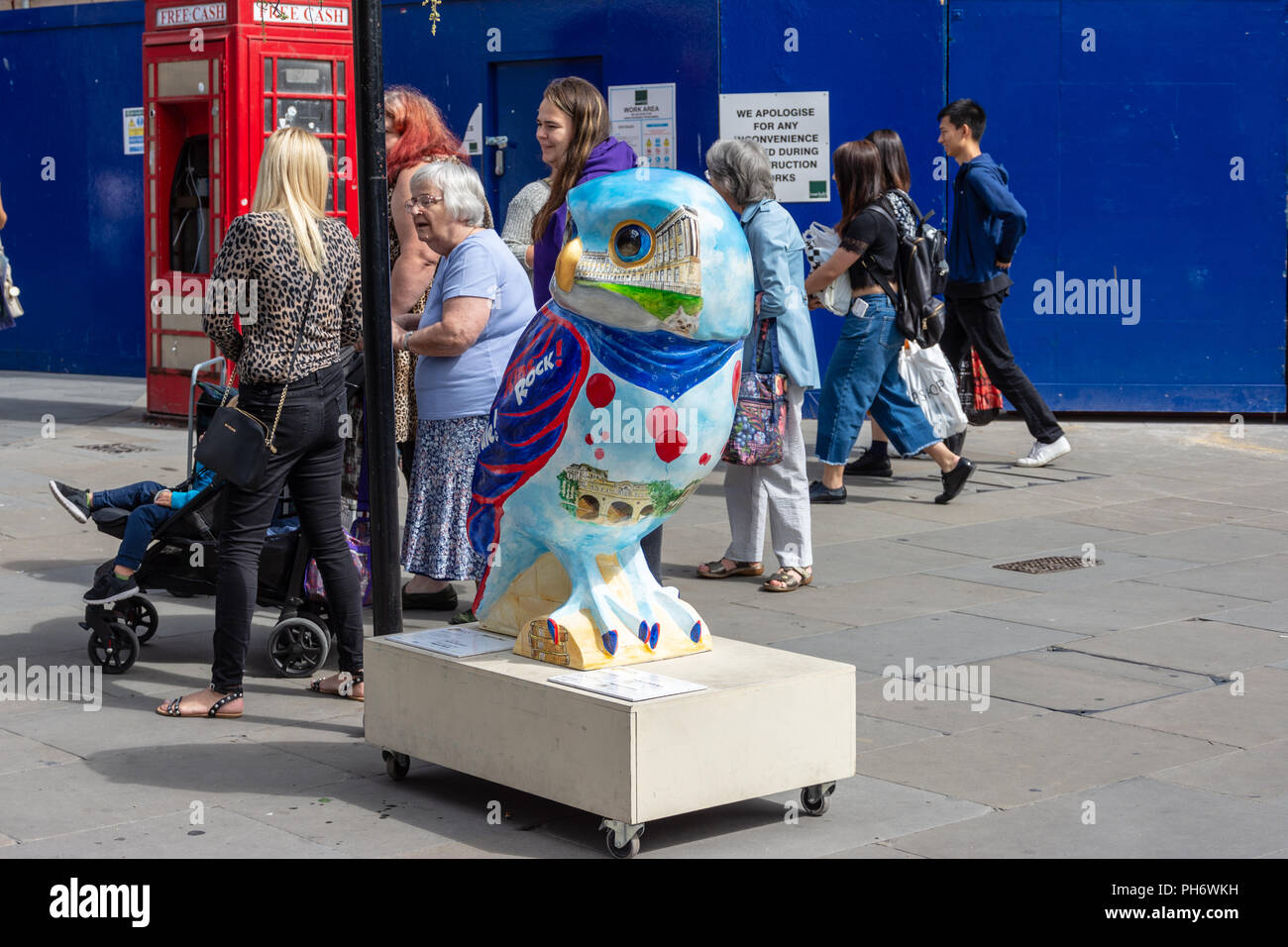 Owl Métro Métro parrainé par partie de la Banque de chouettes Minervas baignoire sculpture trail Banque D'Images