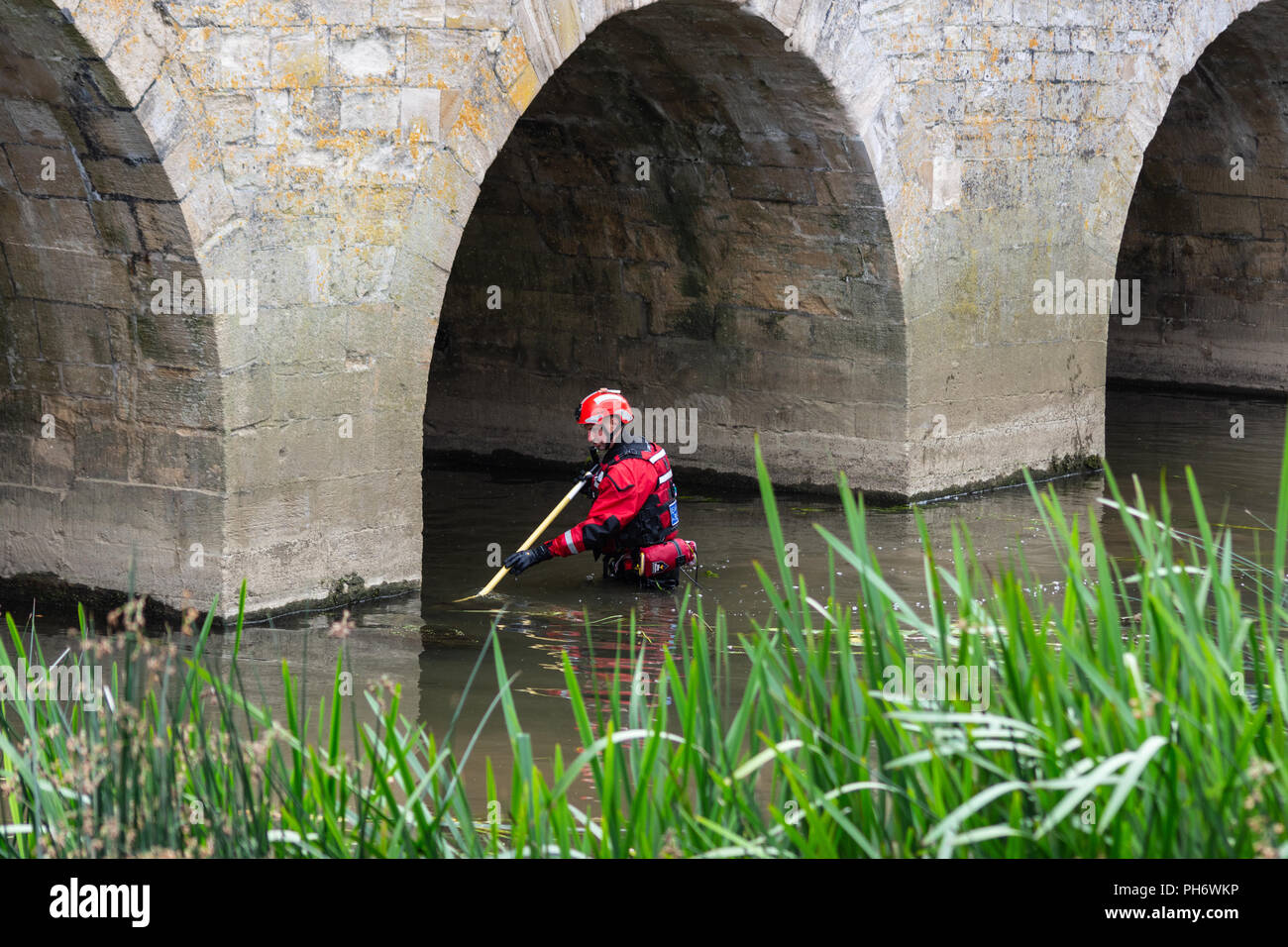 Membre de Wiltshire bénévoles en recherche et sauvetage utilise un poteau pour rechercher la rivière à Bradford on Avon pour une éventuelle personne disparue Banque D'Images