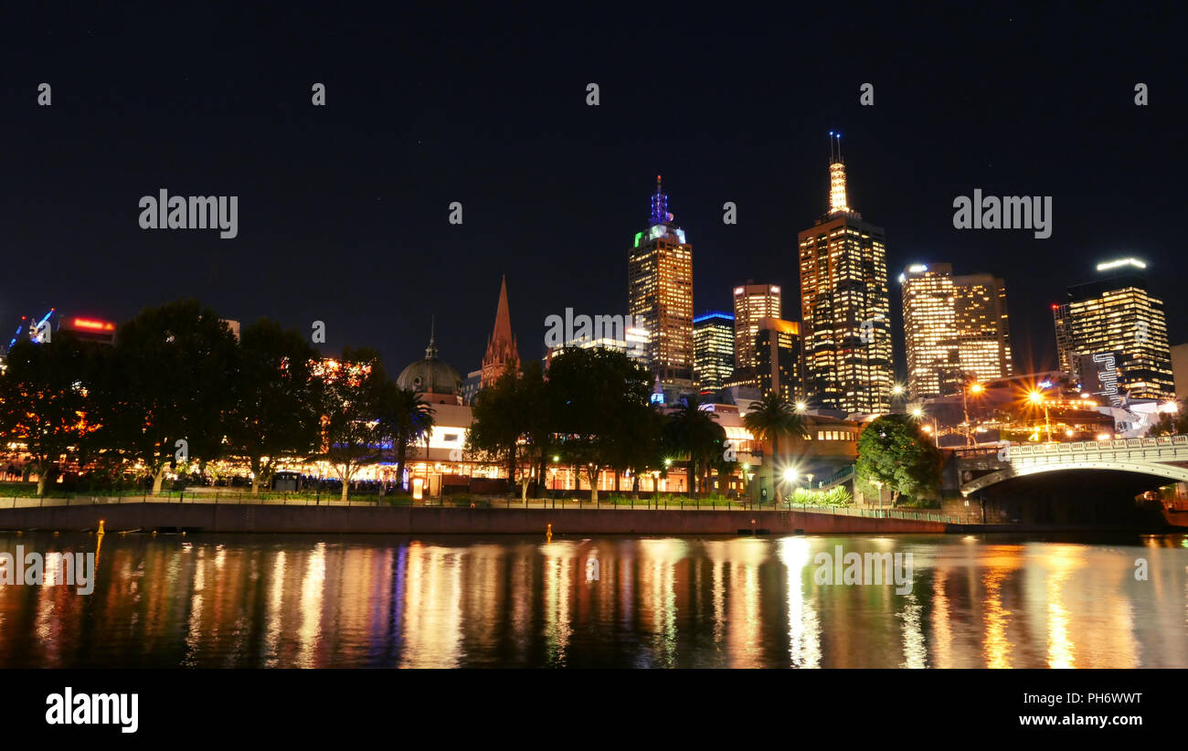 L'Australie, Victoria, Melbourne centre-ville et la rivière Yarra de nuit. Un espace réservé au texte Banque D'Images