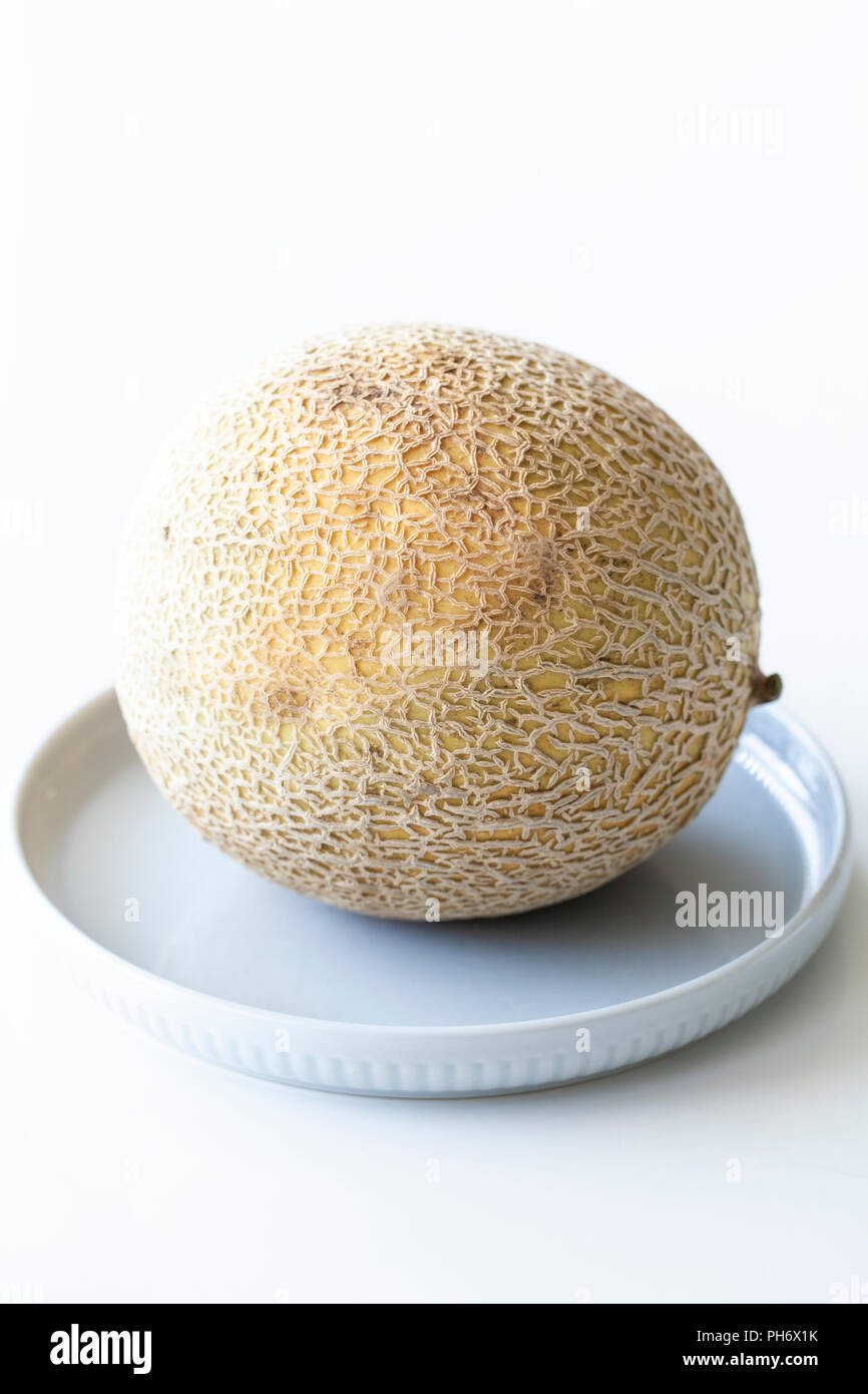 Melon Charentais tout unique ou sur une assiette de cantaloup Banque D'Images