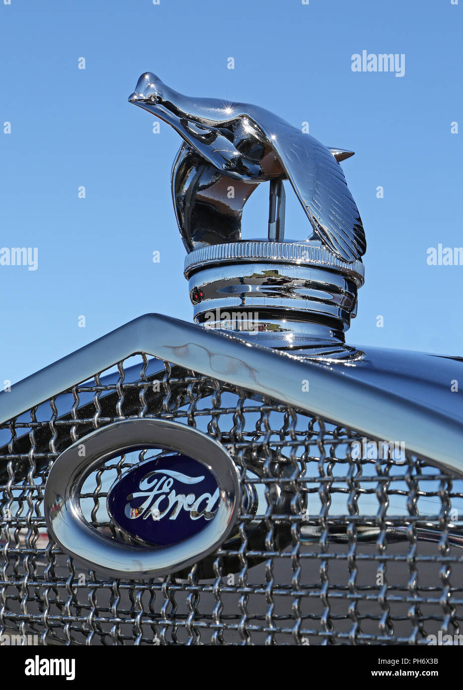 CONCORD, NC - 8 Avril 2017 : une Ford 1930 ornement de capot sur l'affichage à l'Pennzoil AutoFair classic car show s'est tenue à Charlotte Motor Speedway. Banque D'Images
