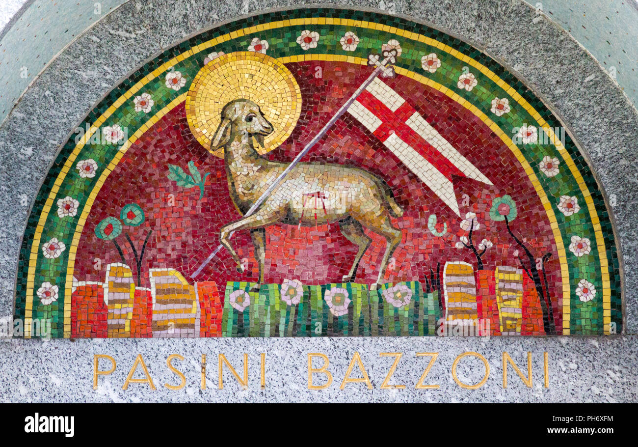Une mosaïque de l'Agneau sacrificiel représentant Jésus-Christ sur une pierre tombale au Cimitero monumentale (« cimetière monumental »). Milan, Italie. Banque D'Images Une mosaïque de l'Agneau sacrificiel représentant Jésus-Christ sur une pierre tombale au Cimitero monumentale (« cimetière monumental »). Milan, Italie. Banque D'Images