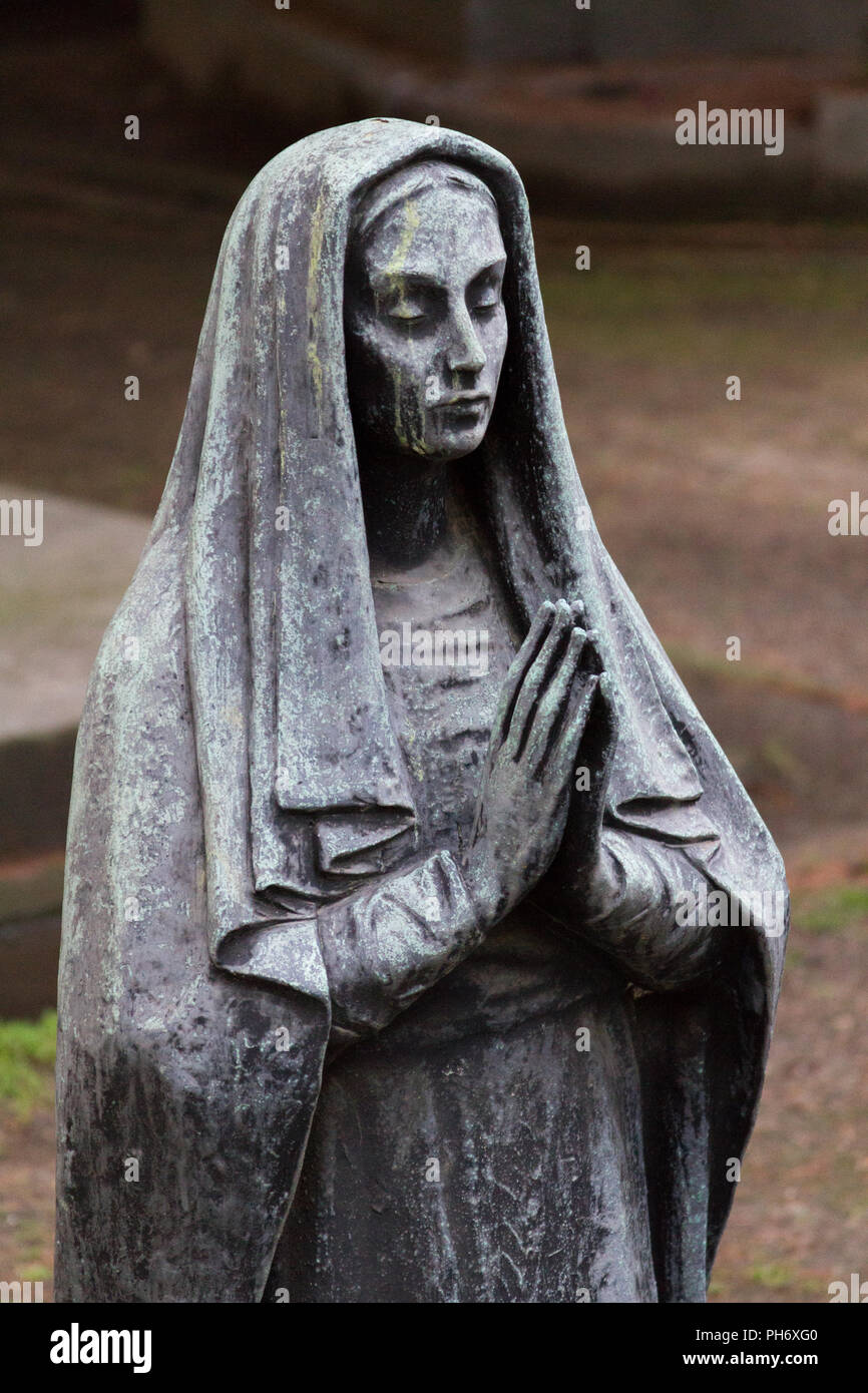 Milano, Italie. 2018/2/8. Une statue d'une femme en prière dans un voile sur une pierre tombale au Cimitero Monumentale ('Monumental' cimetière) à Milan, Italie. Banque D'Images