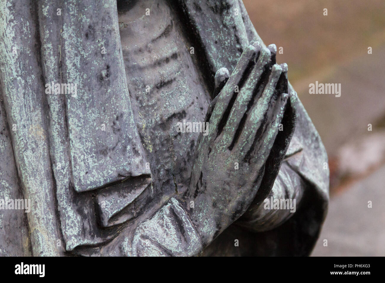Milano, Italie. 2018/2/8. Une statue d'une femme en prière dans un voile sur une pierre tombale au Cimitero Monumentale ('Monumental' cimetière) à Milan, Italie. Banque D'Images