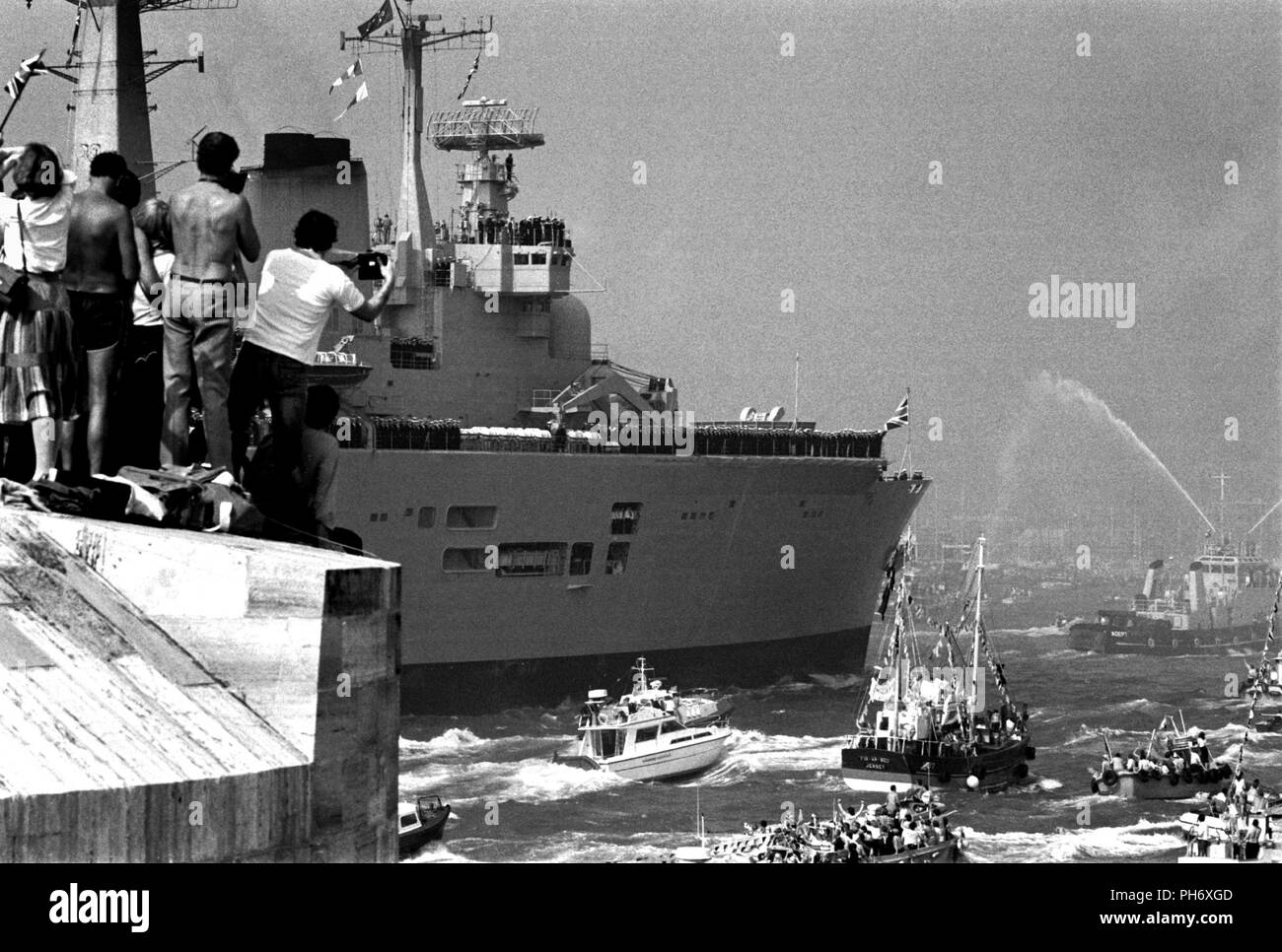 AJAXNETPHOTO. SEP 17th, 1982. PORTSMOUTH, ANGLETERRE - RETOURS - LE TRANSPORTEUR HMS INVINCIBLE DE RETOURNER À PORTSMOUTH ACCOMPAGNÉ D'une flottille de sympathisants À LA FIN DE SON DEVOIR DE L'ATLANTIQUE SUD AU COURS DE LA CAMPAGNE des Malouines. PHOTO:JONATHAN EASTLAND/AJAX REF:820917 14 Banque D'Images