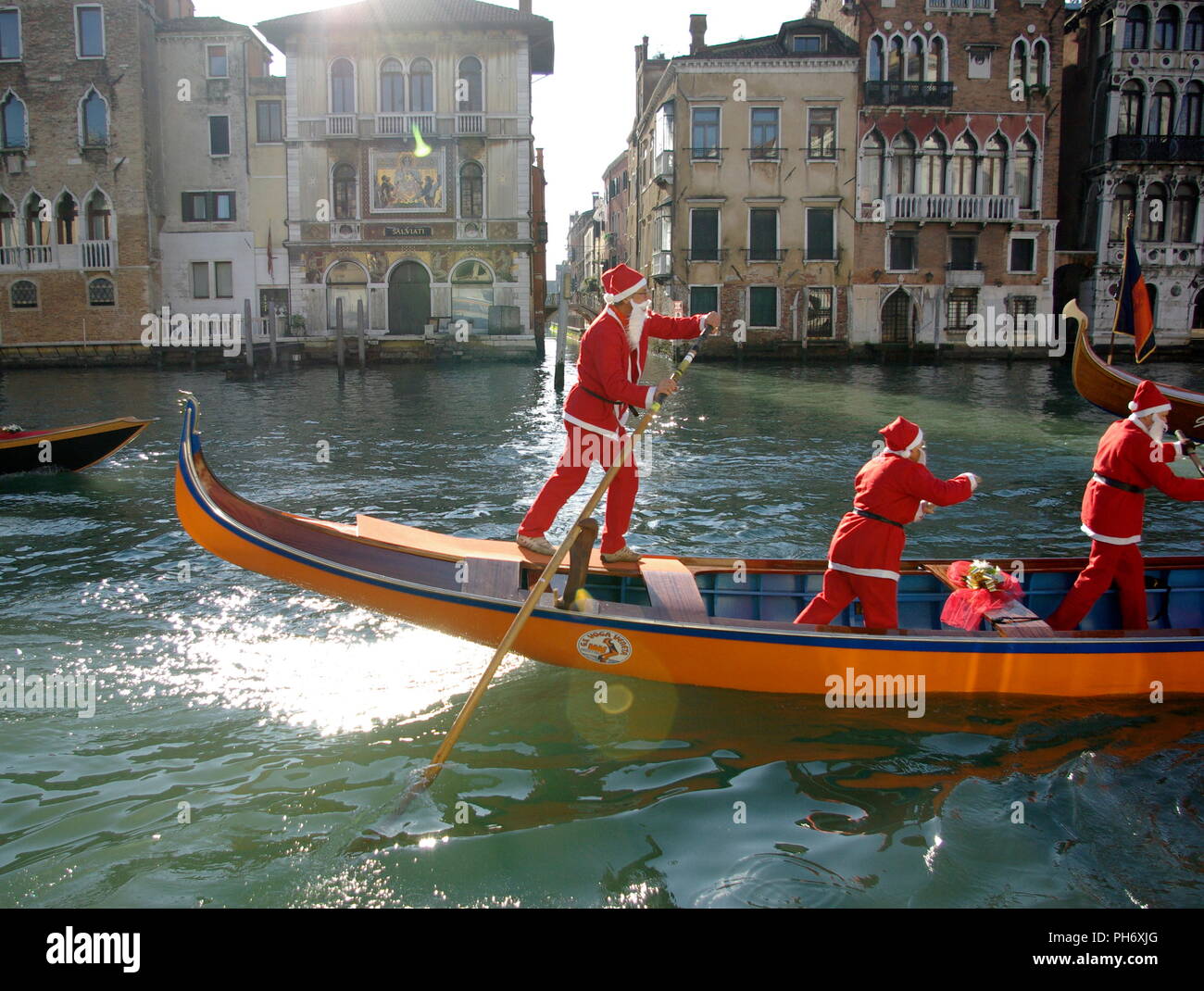 AJAXNETPHOTO. DEC 2008. Venise, Italie. - Bateliers habillés en Père Noël dans des gondoles SUR LE CANAL GRANDE. PHOTO:JESSICA EASTLAND/AJAX REF : IMGP1715 Banque D'Images