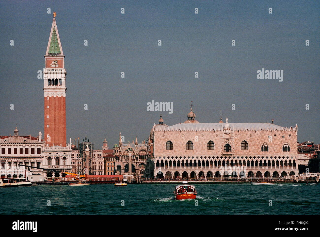 AJAXNETPHOTO. Venise, Italie - à l'égard du palais des doges et la place Saint-Marc. PHOTO:JONATHAN EASTLAND/AJAX REF:51011_2625A4289 Banque D'Images