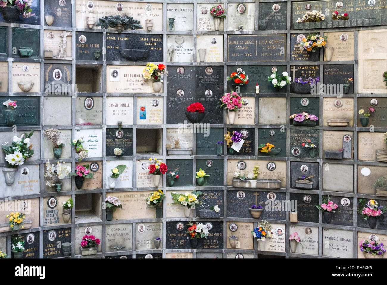Milano, Italie. 2018/2/8. Un columbarium avec urnes cinéraire (avec des cendres humaines) au Cimitero Monumentale ('Monumental' cimetière) à Milan, Italie. Banque D'Images