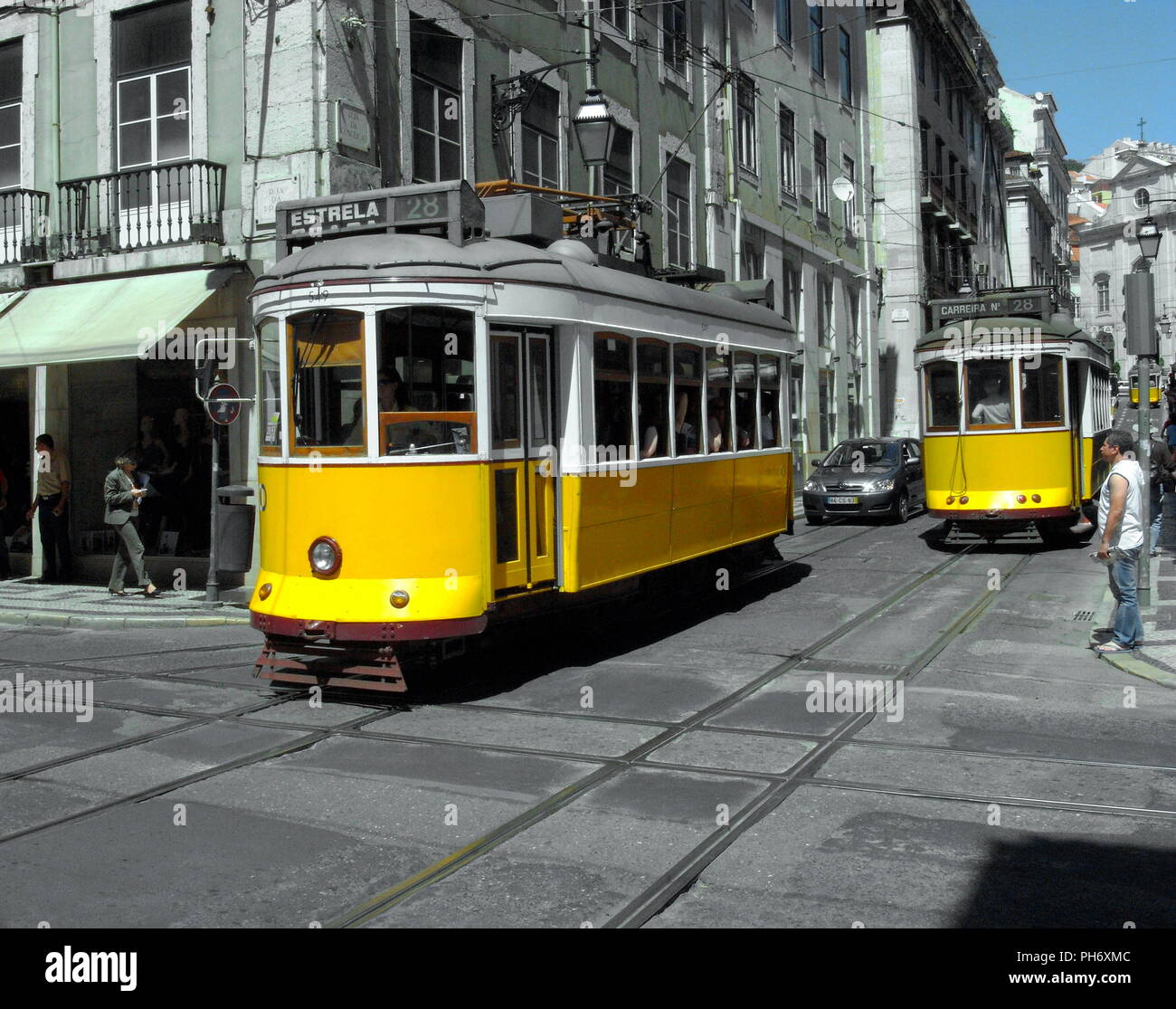 AJAXNETPHOTO. Lisbonne, Portugal. - Vieux TRAMWAYS SUR LES RUES DE LA VILLE. PHOTO:JONATHAN EASTLAND/AJAX REF:RGX7 11032 Banque D'Images